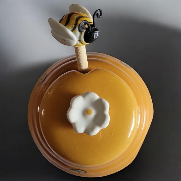 Vtg Honey Miel BEEHIVE Ceramic Jar Pot Bumblebee Bee Daisy Wood Spoon Dipper - Picture 6 of 8